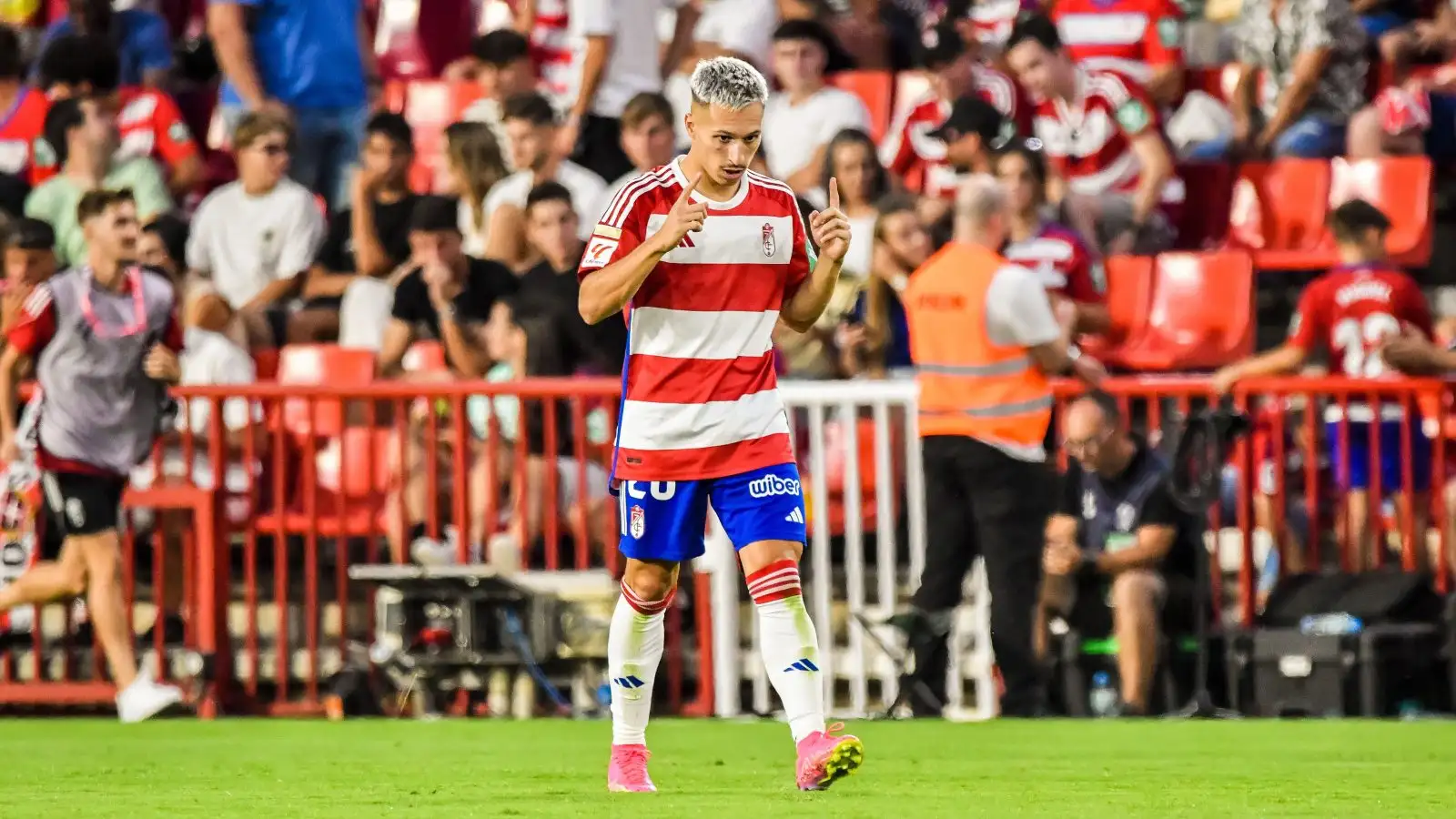 Bryan Zaragoza of Granada CF celebrate his goal during the match between Granada CF and RCD Mallorca of La Liga EA Sports on August 26, 2023 at Nuevo Los Carmenes in Granada, Spain.